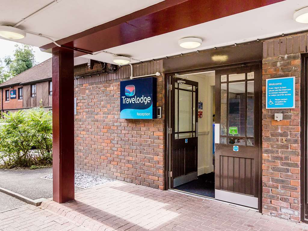 Travelodge Фраймли Экстерьер фото